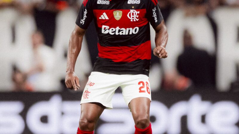 Com dor na coxa, Alex Sandro é substituído em Corinthians x Flamengo e passará por exames em São Paulo
