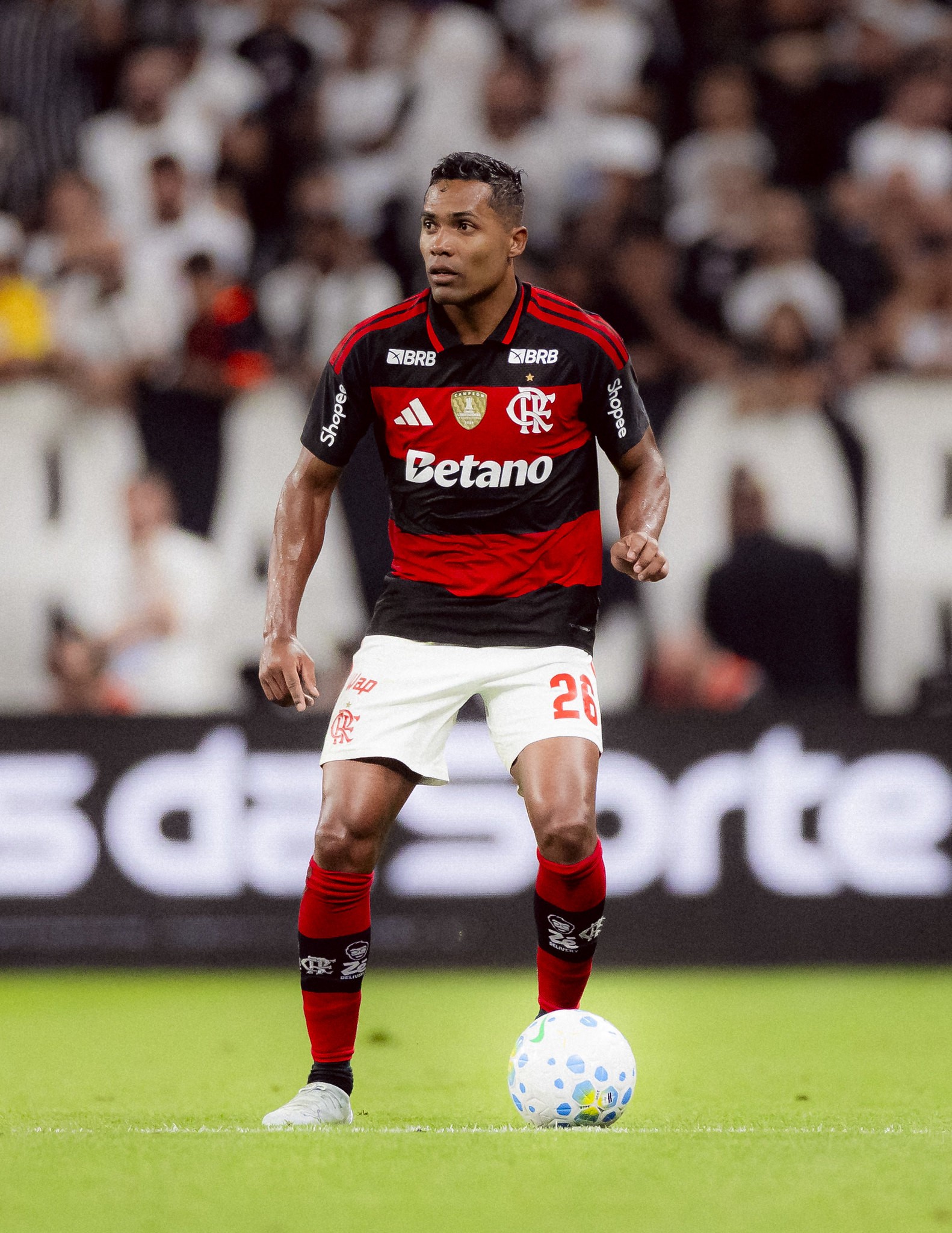 Com dor na coxa, Alex Sandro é substituído em Corinthians x Flamengo e passará por exames em São Paulo
