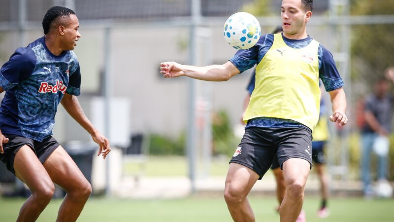 De olho no Flamengo, Bragantino faz treino treino técnico e de bolas paradas