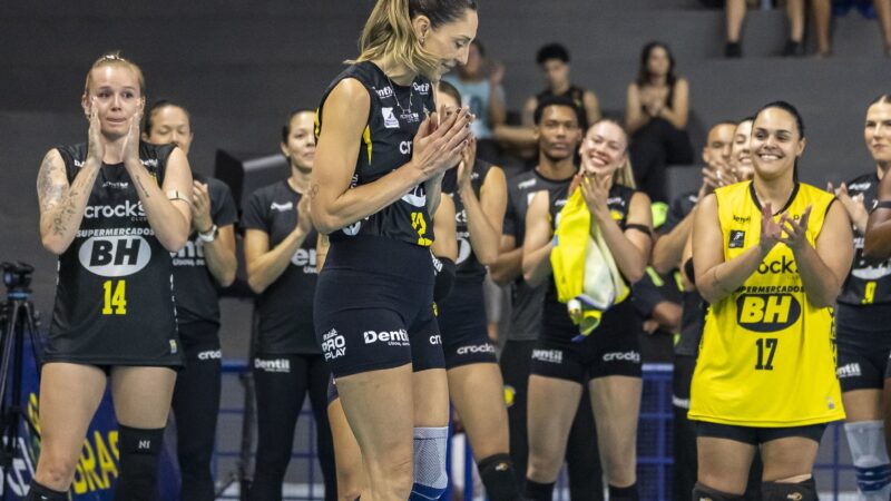 Carol Gattaz é homenageada e dá o primeiro saque do jogo de despedida das quadras