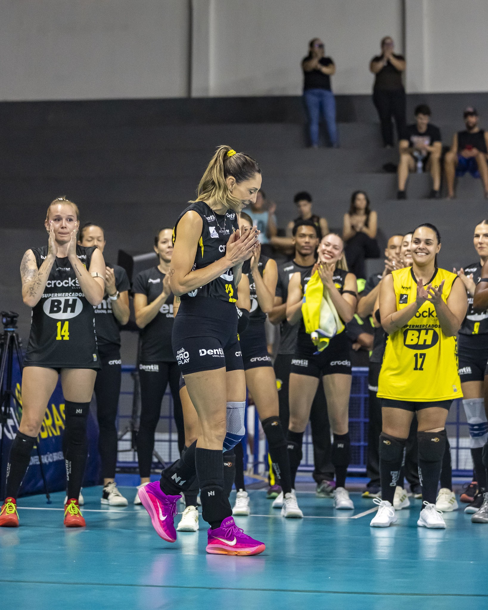 Carol Gattaz é homenageada e dá o primeiro saque do jogo de despedida das quadras