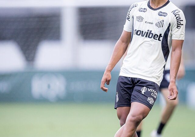 Promessa da base, lateral de 18 anos ganha chance com Cuca e pode ter mais espaço no Santos