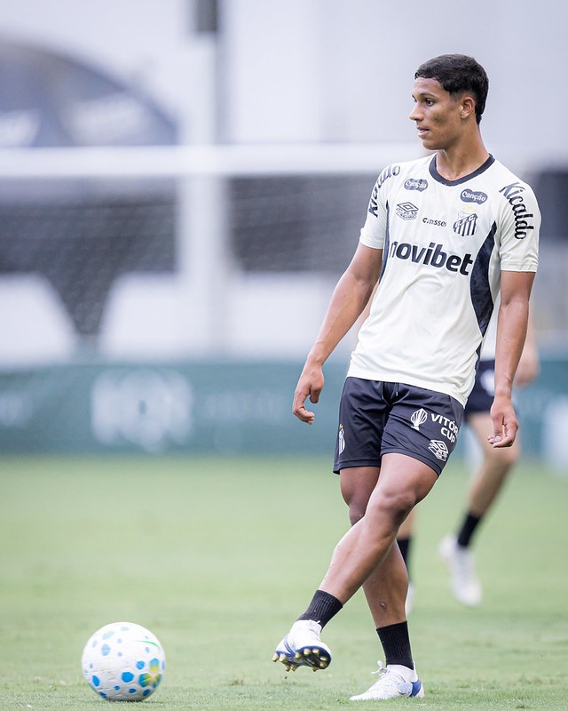 Promessa da base, lateral de 18 anos ganha chance com Cuca e pode ter mais espaço no Santos