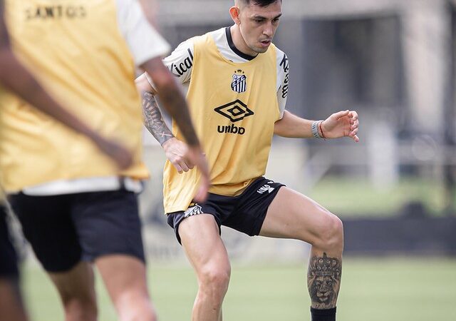 Treino do Santos: Escobar trabalha com o elenco, e Cuca comanda atividade tática