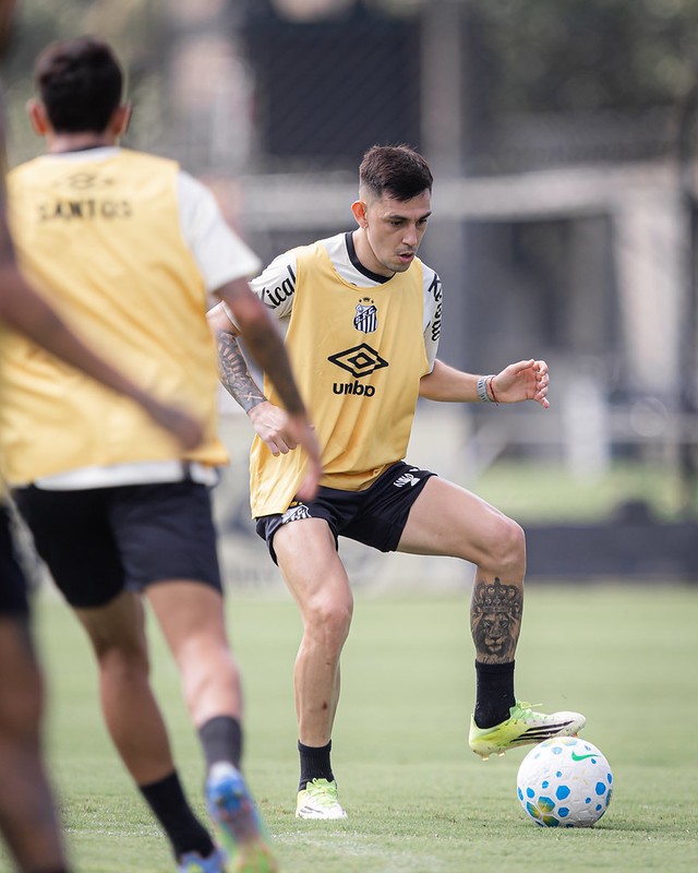 Treino do Santos: Escobar trabalha com o elenco, e Cuca comanda atividade tática