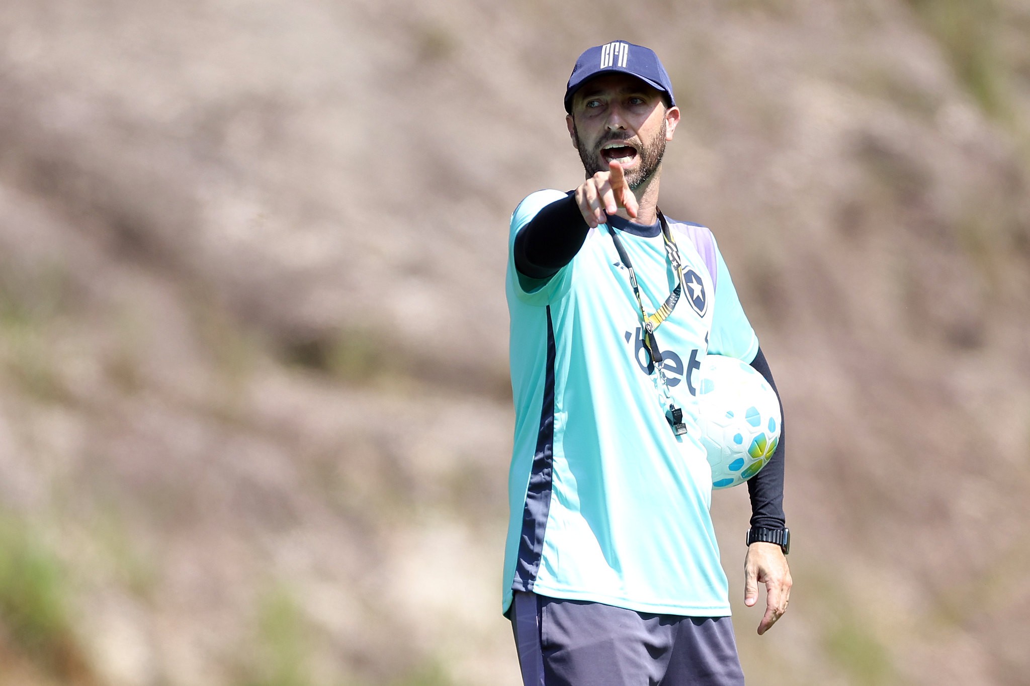 Interino do Botafogo projeta reencontro com Athletico-PR: “Bastante familiar”