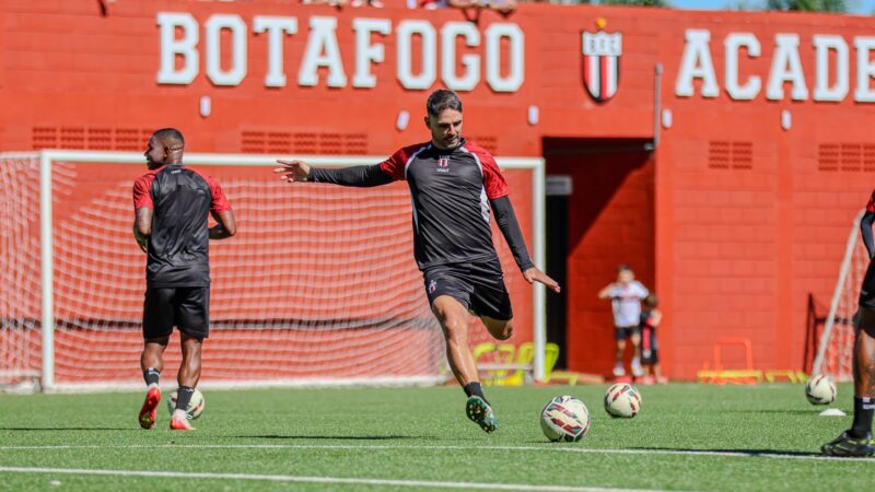 Botafogo-SP treina no sintético do CT em preparação para duelo contra América-MG