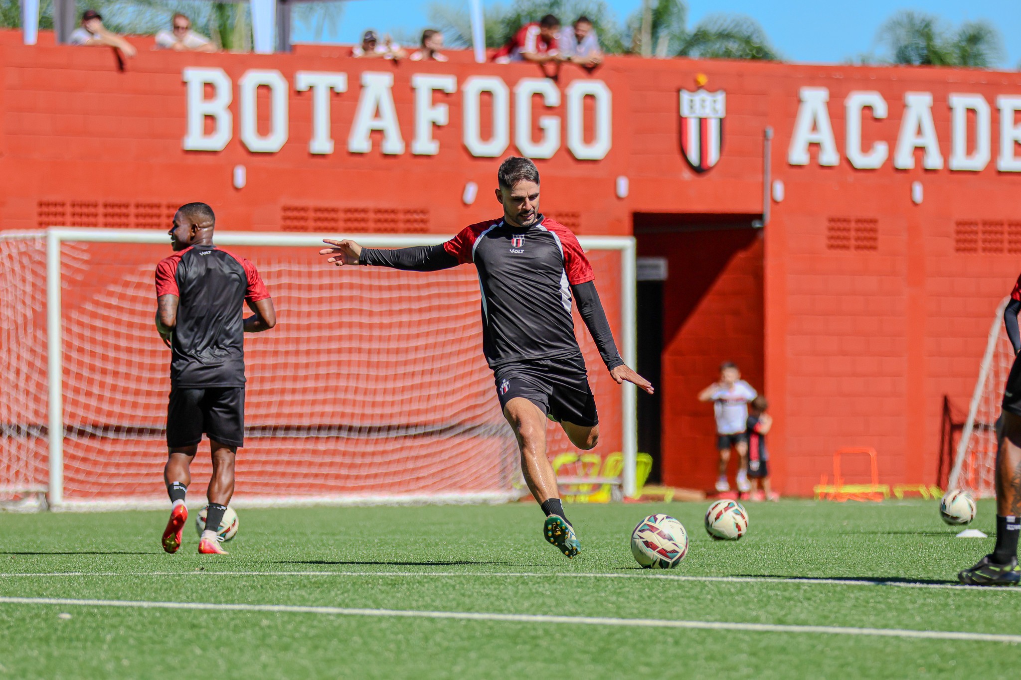Botafogo-SP treina no sintético do CT em preparação para duelo contra América-MG
