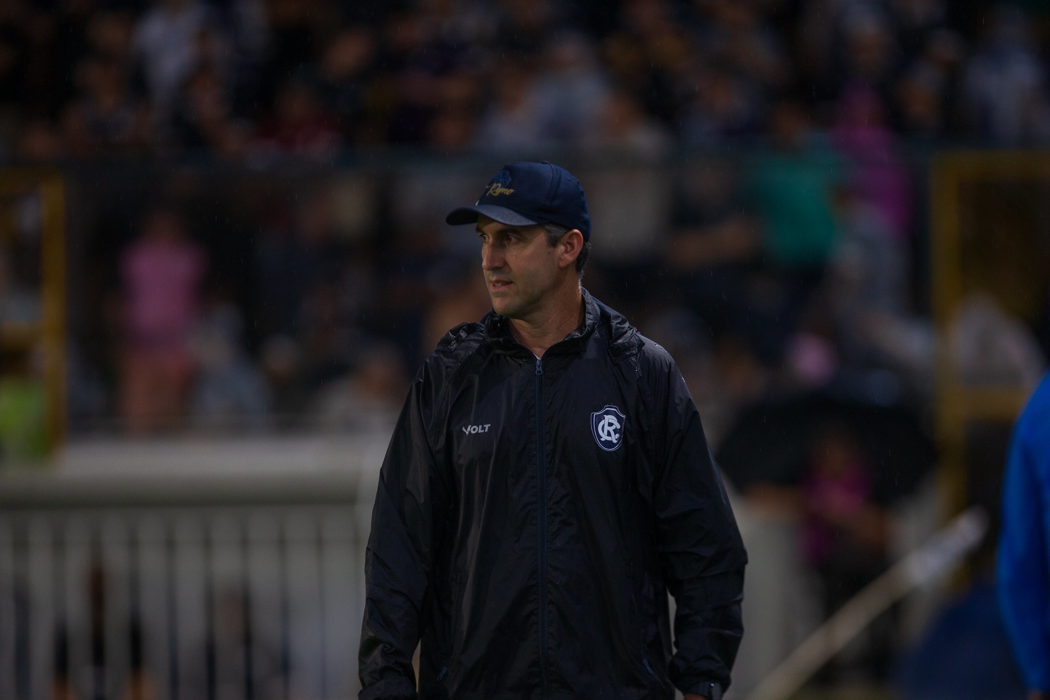 Condé explica manutenção do jogo mesmo com forte chuva e a escolha do cobrador de pênalti