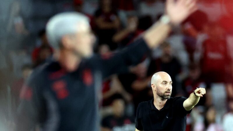 Interino do Botafogo lamenta goleada e comenta problemas extracampo: “Não me afetam”