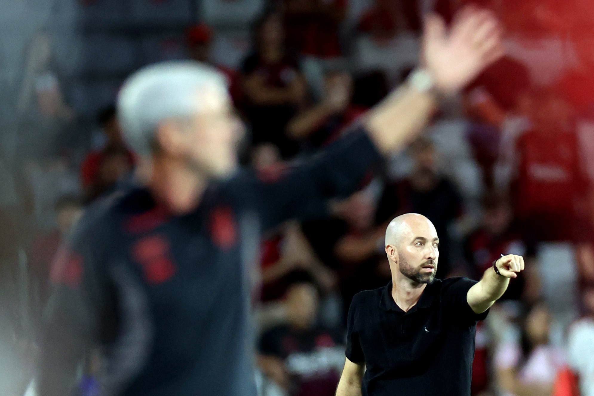 Interino do Botafogo lamenta goleada e comenta problemas extracampo: “Não me afetam”