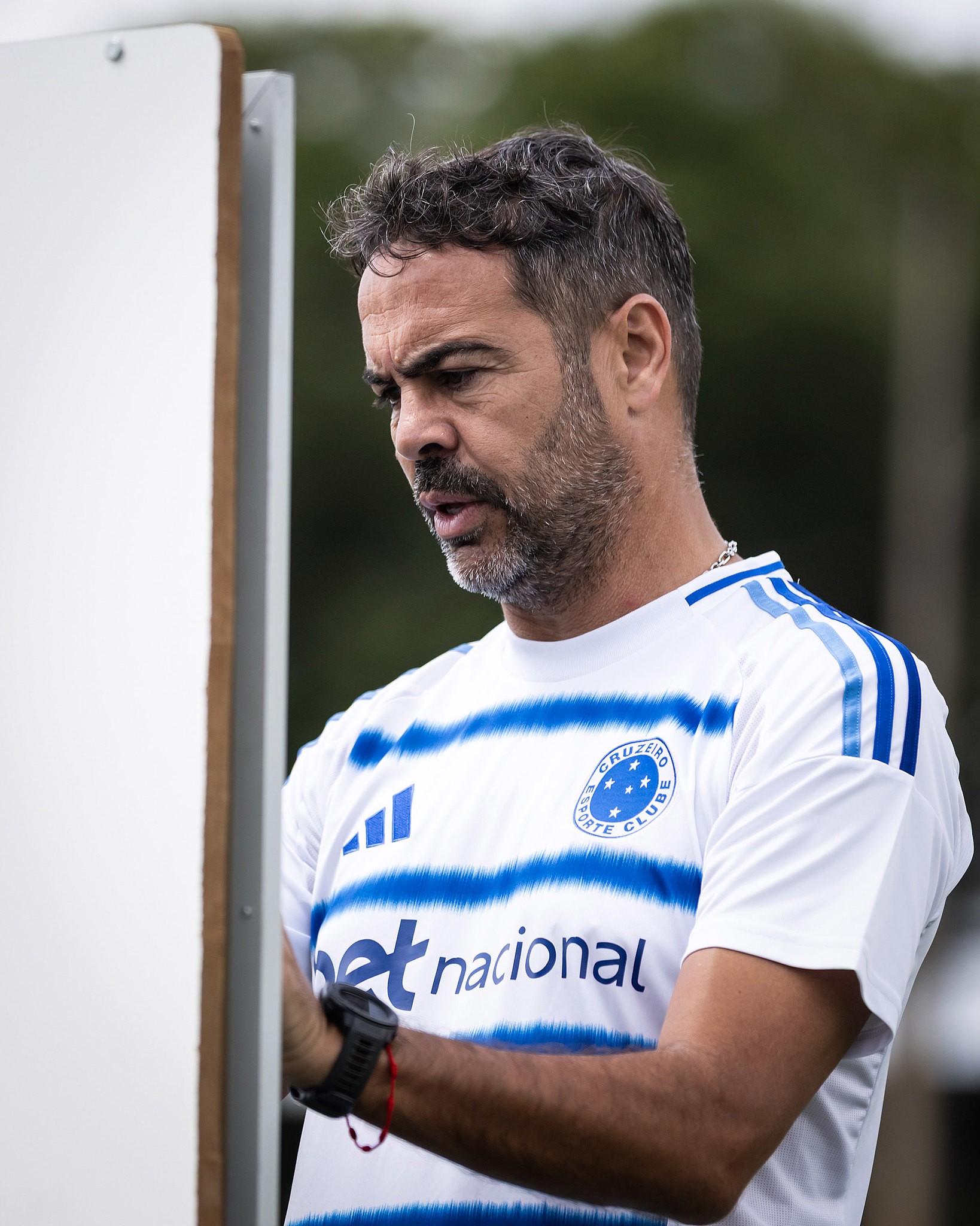 Escalação do Cruzeiro: Kaio Jorge retorna, e Artur Jorge tem dúvidas para estreia; veja provável time