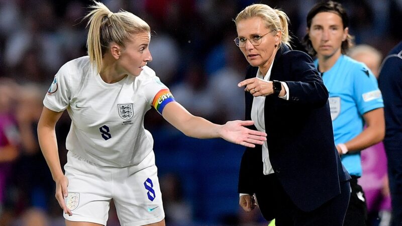 Nova regra da Fifa exige pelo duas mulheres em toda comissão técnica de torneios femininos