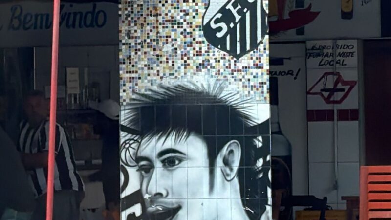 Neymar brinca ao ver desenho dele em bar de Santos: “Acho que estou meio diferente”