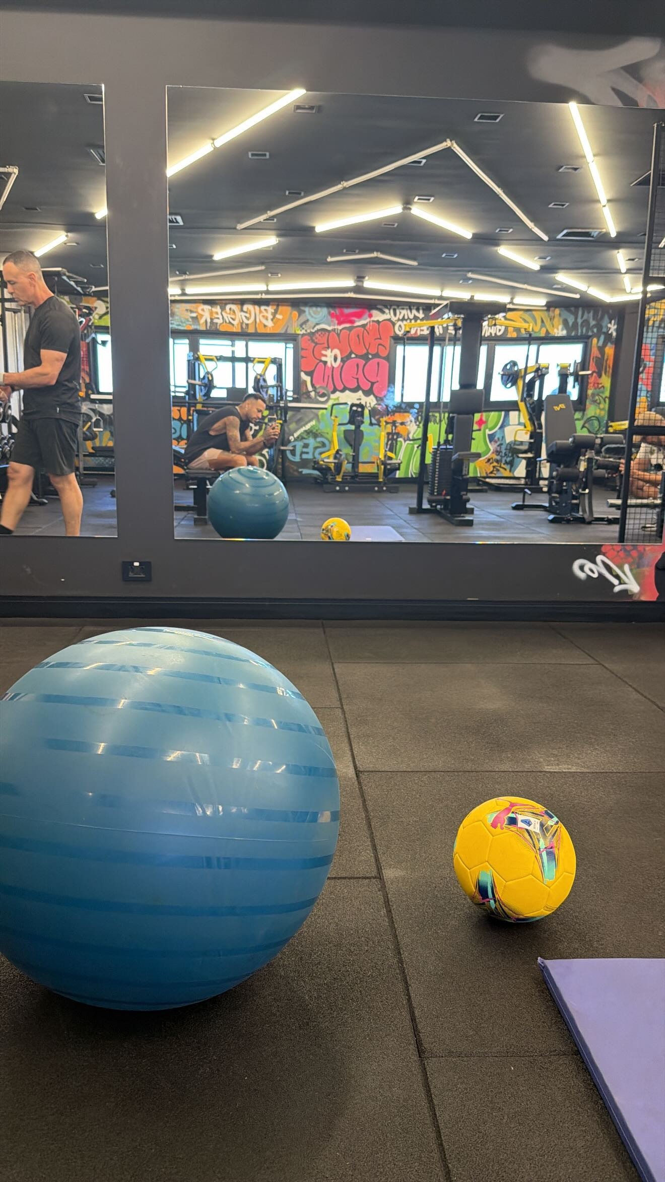 Neymar registra treino em academia de casa durante folga do elenco do Santos