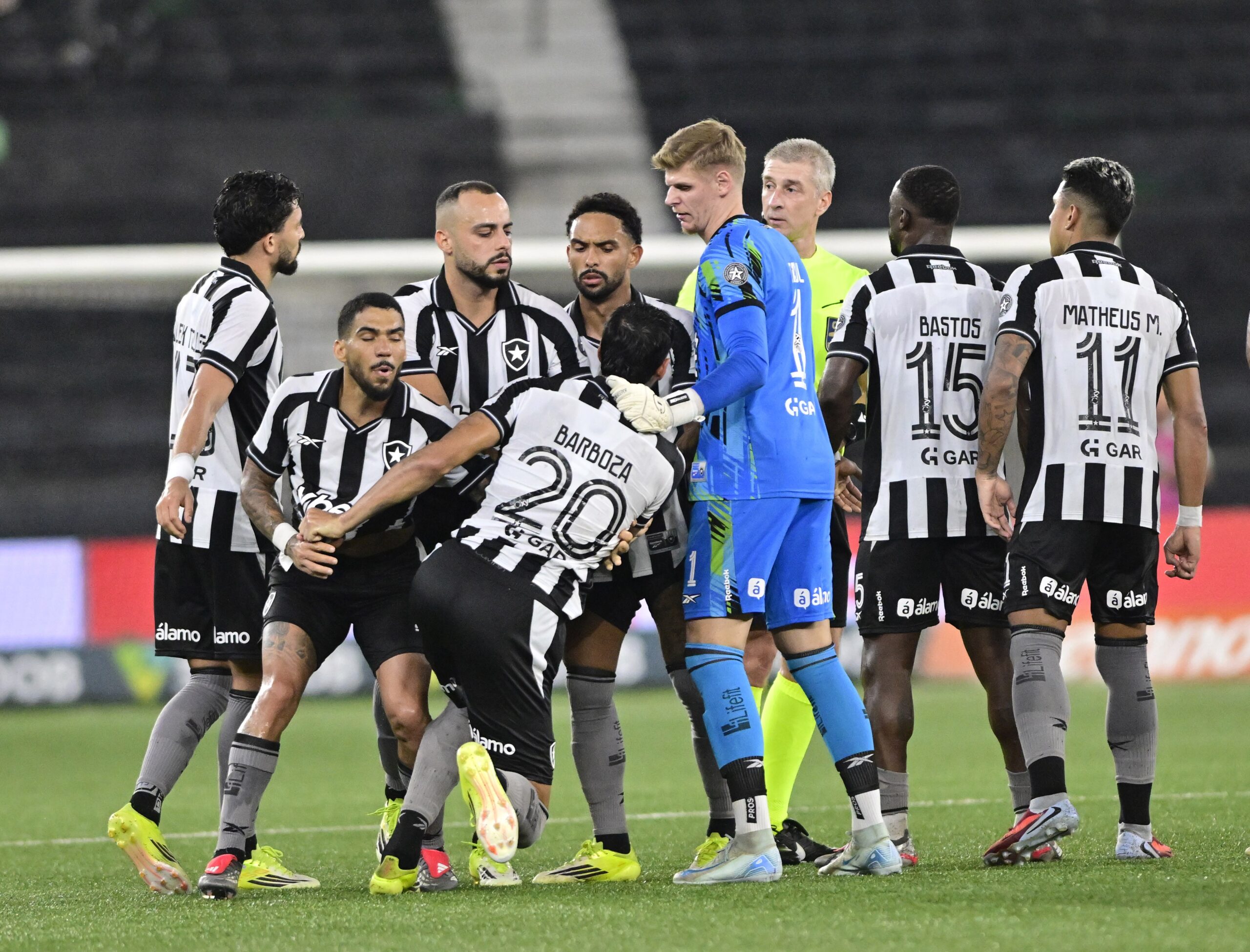 Botafogo tem apenas uma vitória contra o Flamengo no Nilton Santos nos últimos 12 jogos