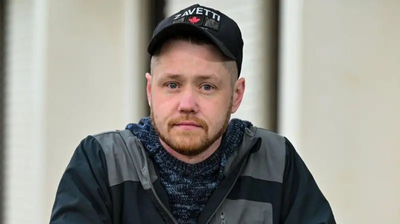 ‘Abracei um homem armado para impedi-lo de explodir hospital’