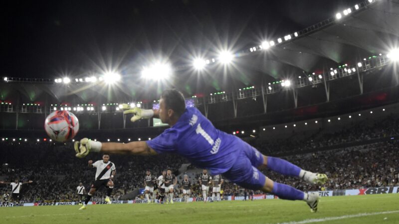 Fábio tem noite de herói e escreve nova página de idolatria no Fluminense: “Fenômeno”