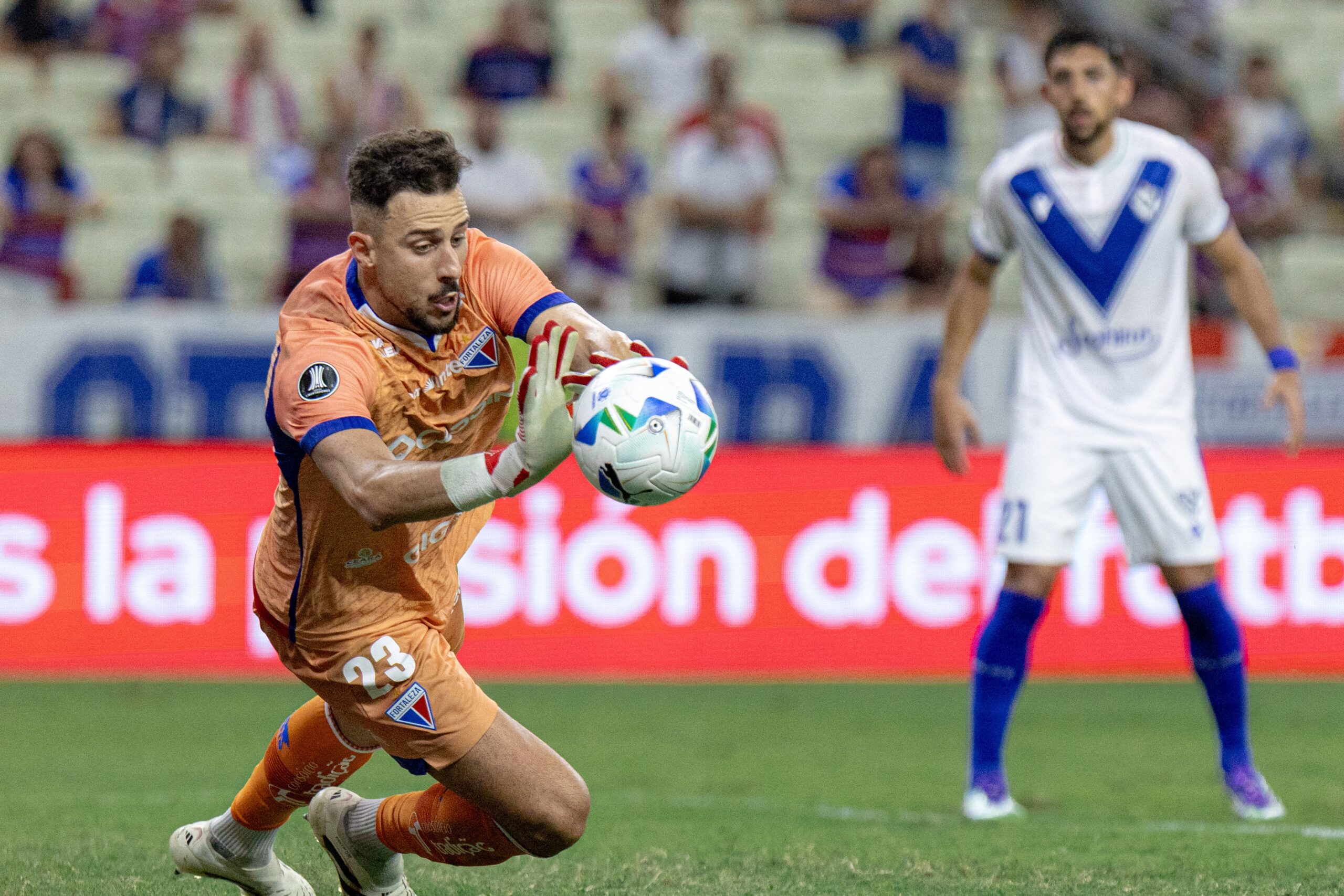 Vila Nova acerta contratação do goleiro Helton Leite, do Fortaleza