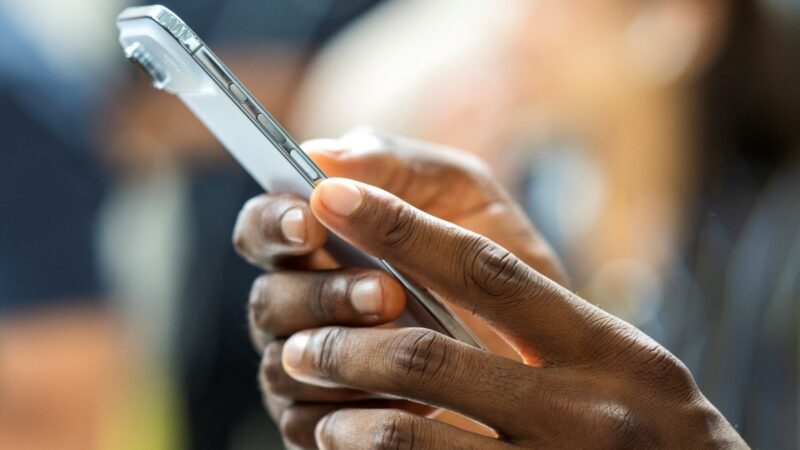 Falha em versões antigas do iPhone pode permitir espionagem e roubo de dados