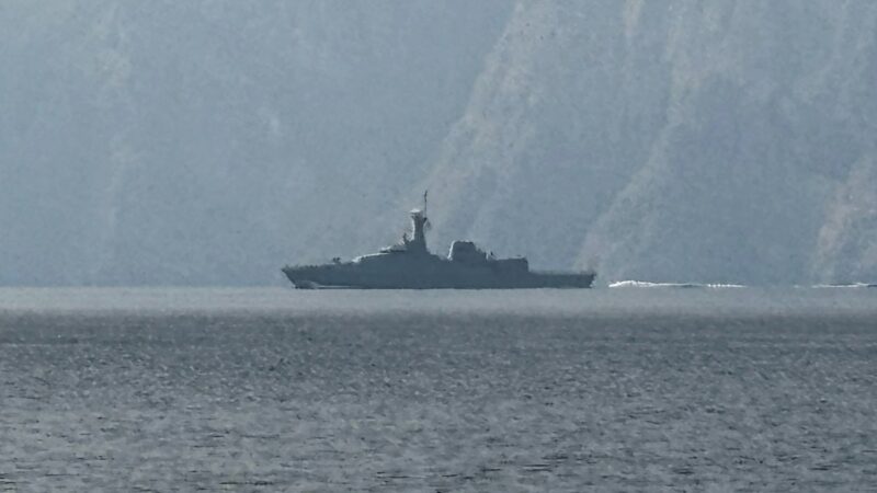 Irã considera cobrar taxas de navios no Estreito de Ormuz, diz parlamentar