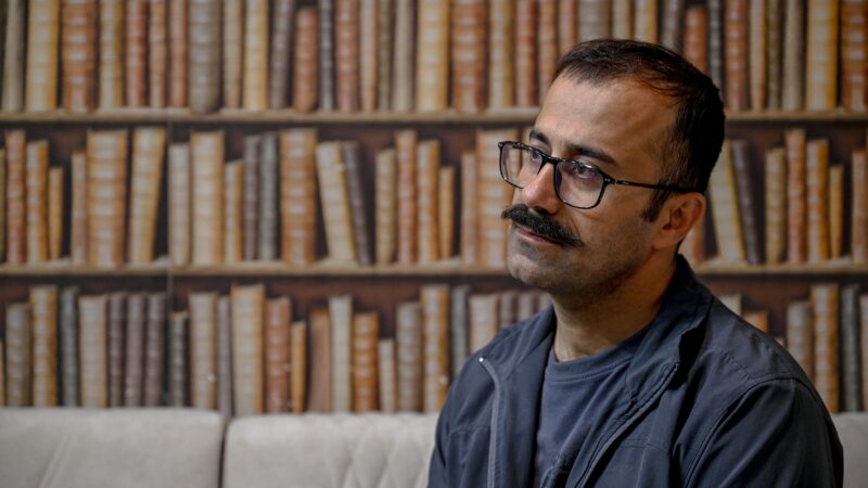 Iranianos que fugiram do ‘inferno’ acompanham a guerra no exílio