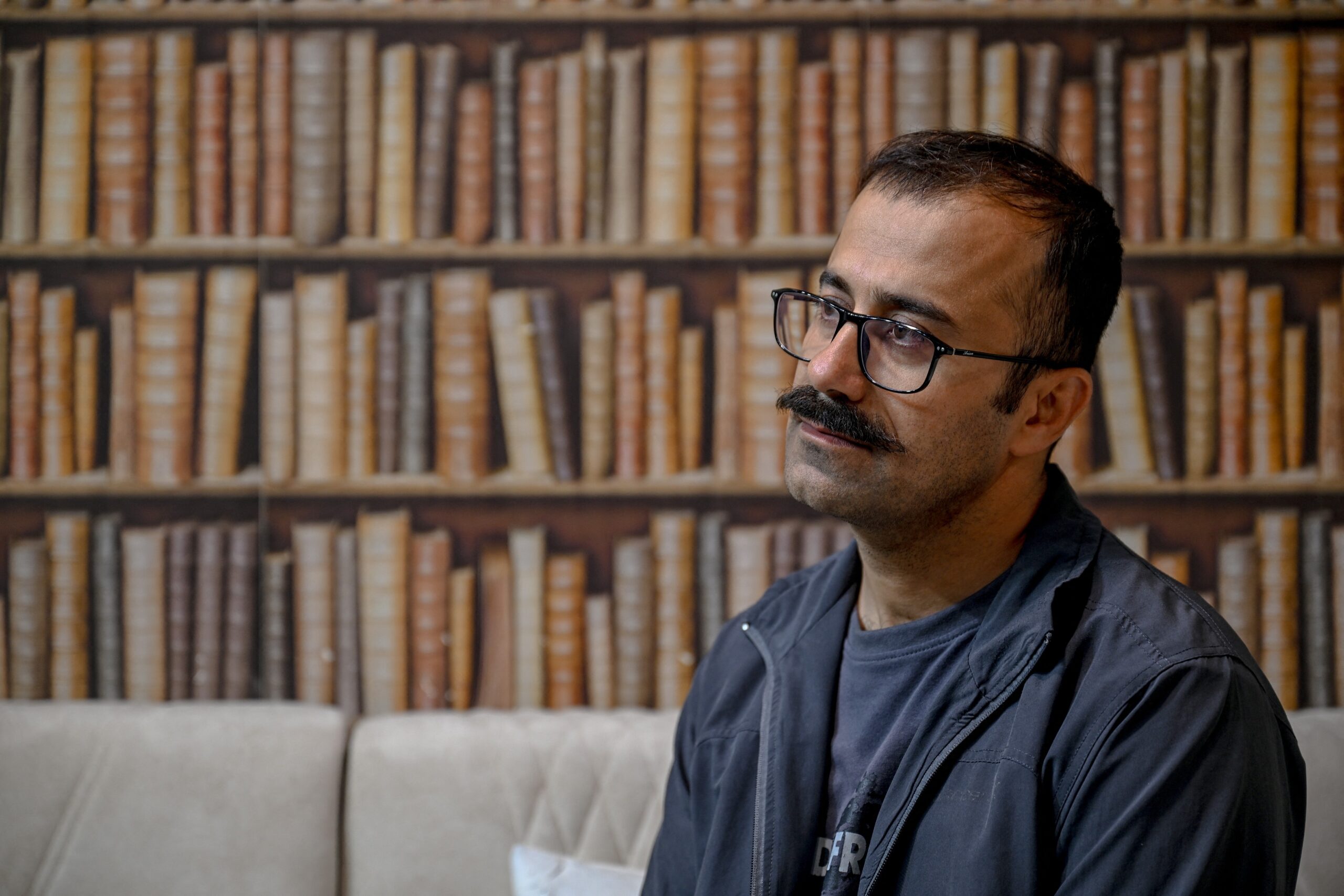 Iranianos que fugiram do ‘inferno’ acompanham a guerra no exílio