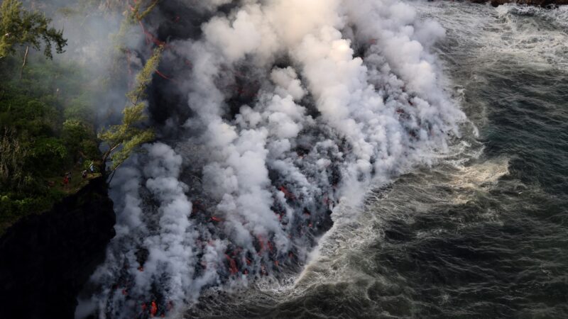 VÍDEO: Lava de vulcão encontra o mar na Ilha da Reunião