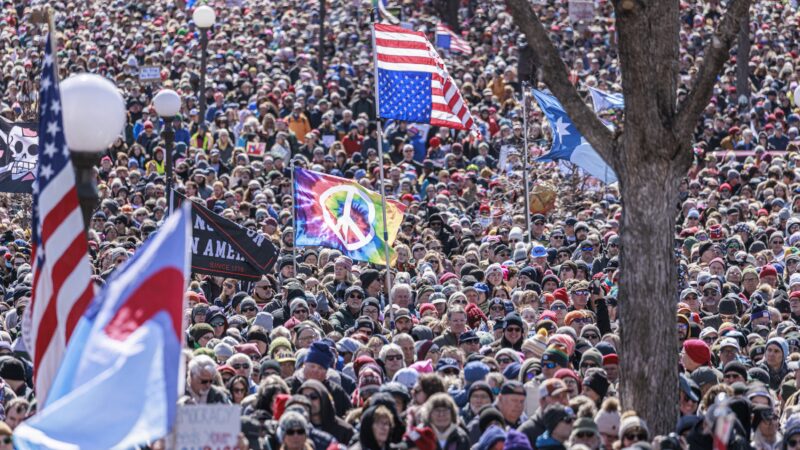 Manifestações anti-Trump reúnem milhões nas ruas de cidades dos EUA