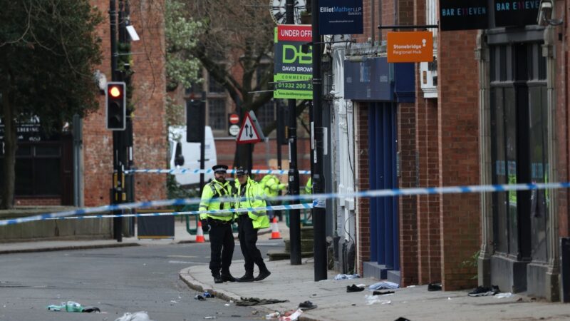 Homem é preso após atropelar pedestres em Derby, no Reino Unido; 7 ficam feridos