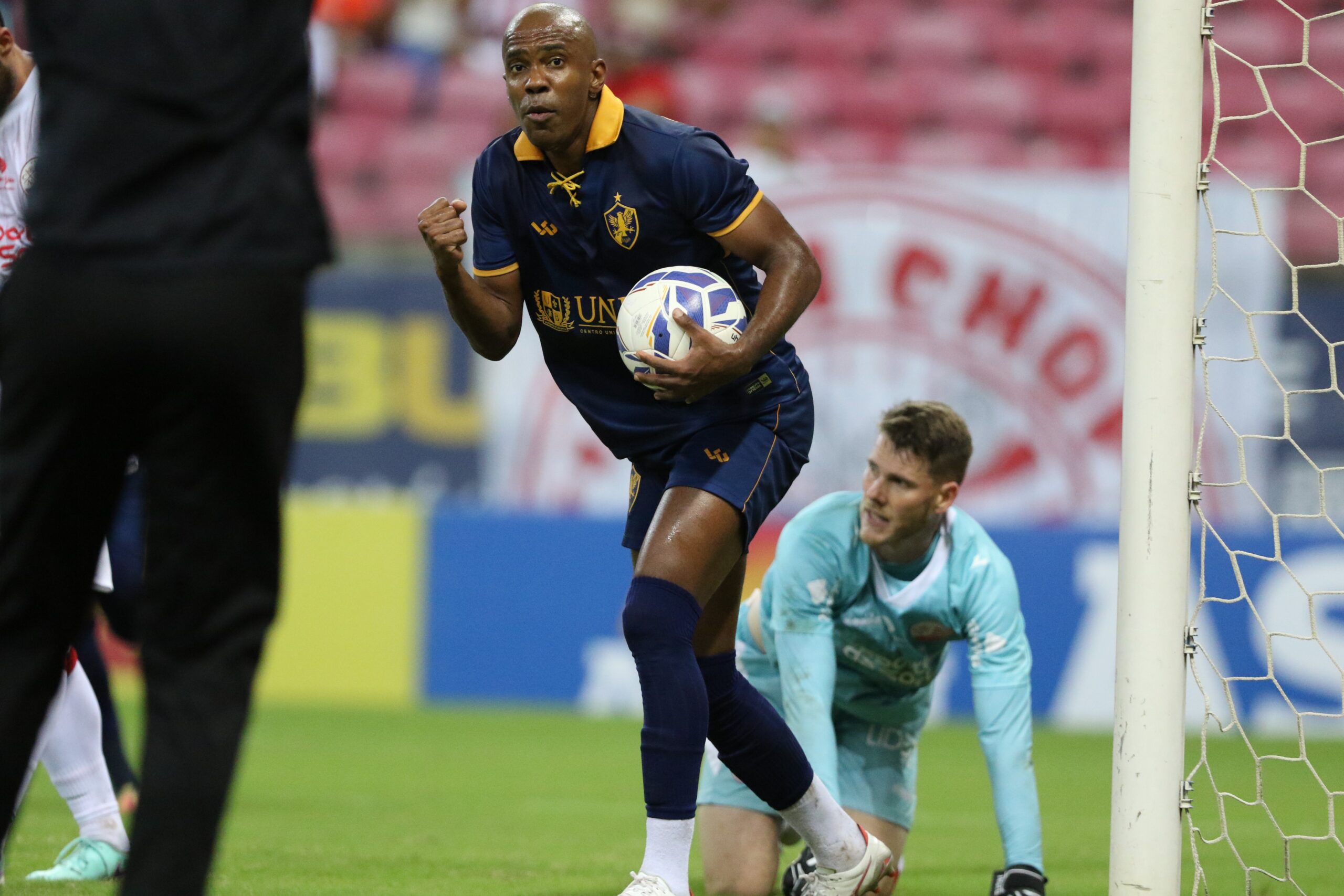 Santa Cruz negocia com Fabinho, ex-Sport e Retrô, e Everton Brito, do América-MG