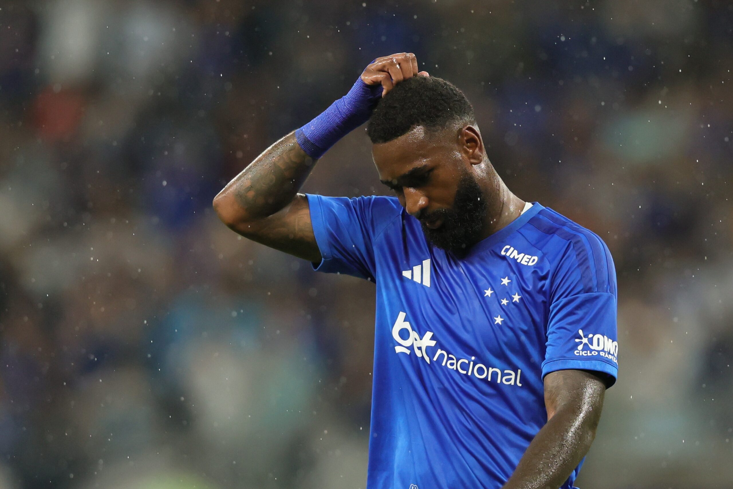 Gerson é citado por oficial de Justiça em hotel no Rio de Janeiro por ação de R$ 42 milhões do Flamengo