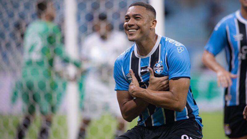 Carlos Vinícius tenta encerrar maior jejum de gols pelo Grêmio diante do Bragantino