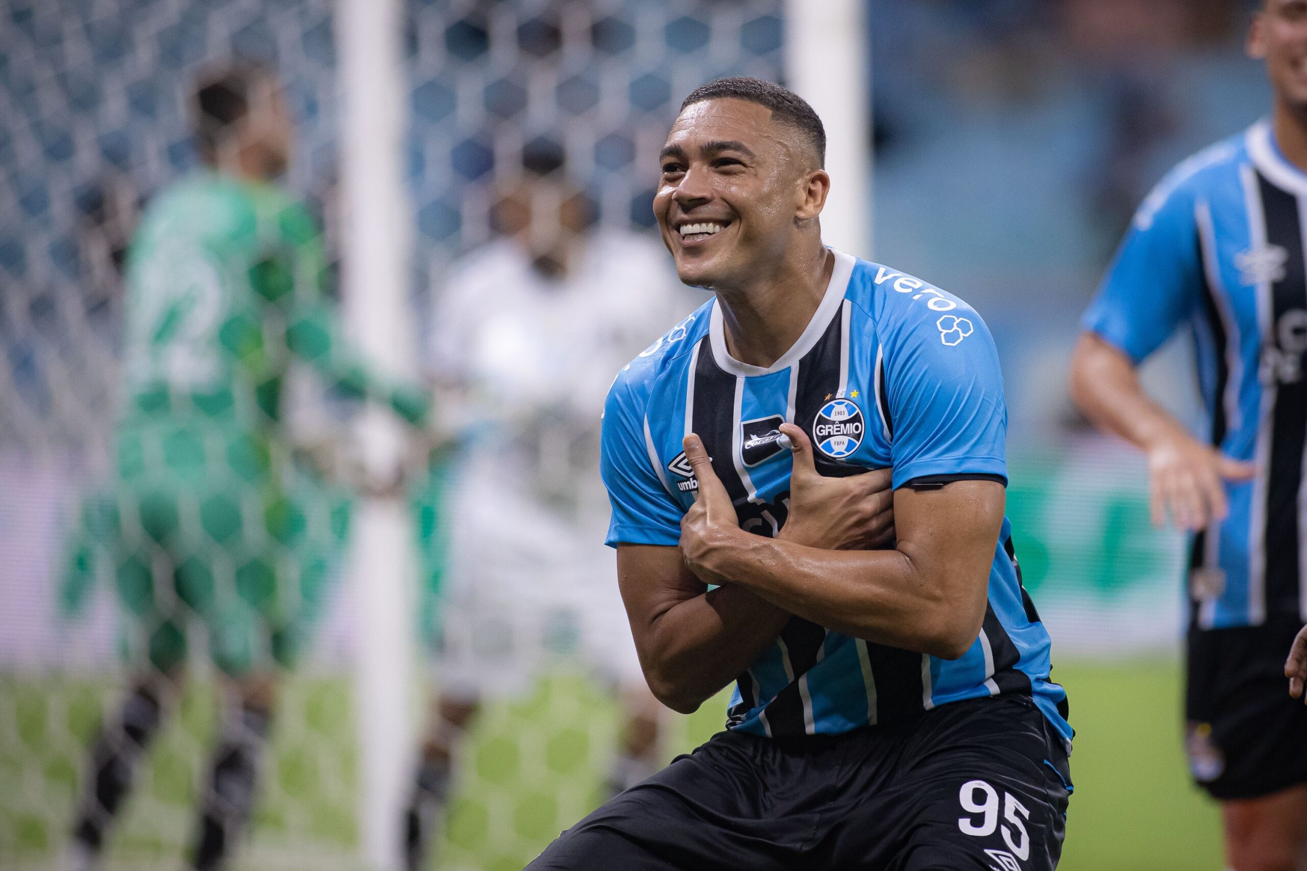 Carlos Vinícius tenta encerrar maior jejum de gols pelo Grêmio diante do Bragantino