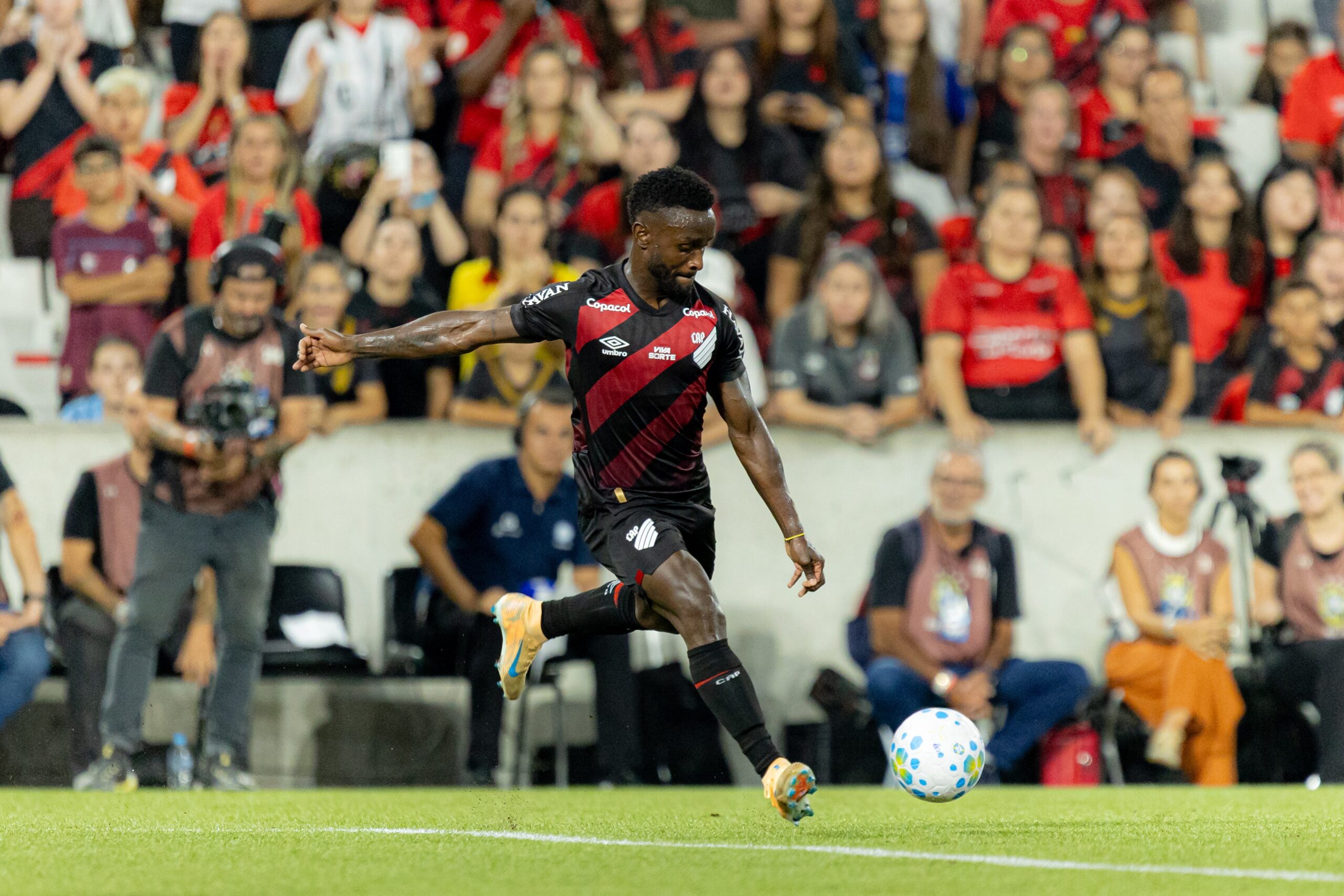 Athletico aposta em sequência na Arena da Baixada para reagir no Brasileirão; veja números