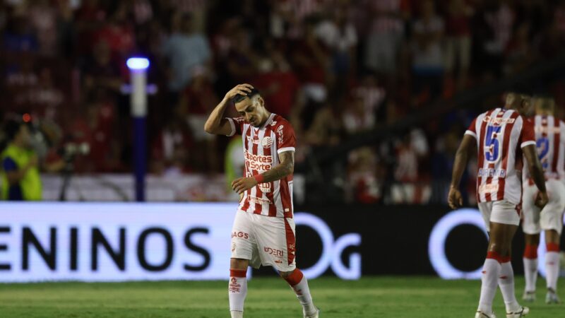 Alvo de torcida após expulsão em derrota na final, meia do Náutico apaga fotos em rede social