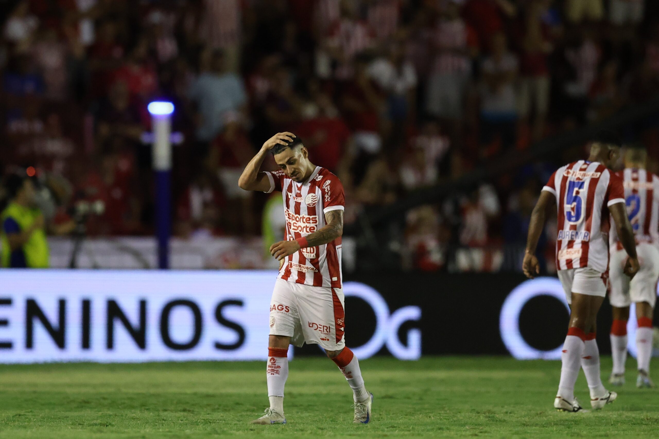 Alvo de torcida após expulsão em derrota na final, meia do Náutico apaga fotos em rede social