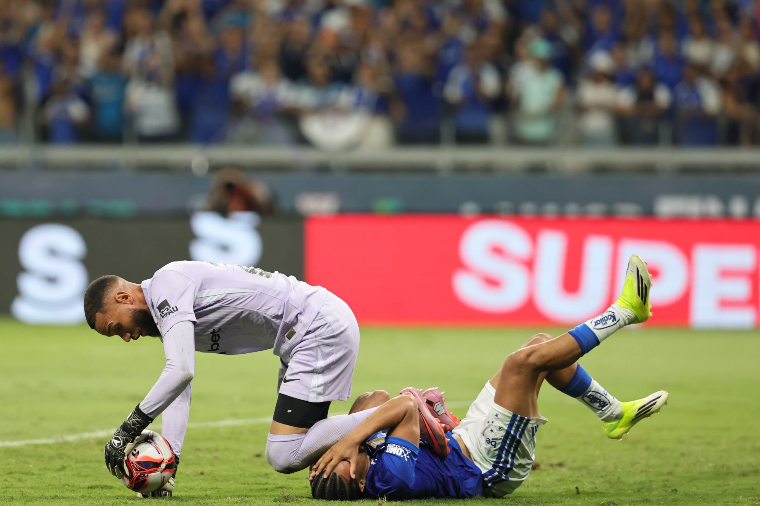 Em post, Everson fala em cenas lamentáveis na briga entre Cruzeiro e Atlético-MG: “Peço compreensão”