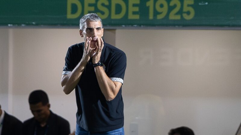 Árbitro diz que expulsou Vojvoda em Mirassol x Santos por “trocar insultos” e “causar tumulto”