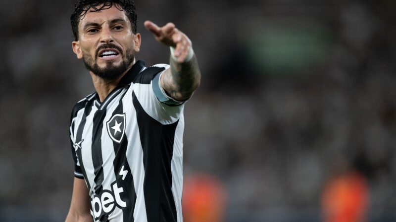 Alex Telles diz que o Botafogo não é feito só de jogadores: “Futebol não aceita desaforo”