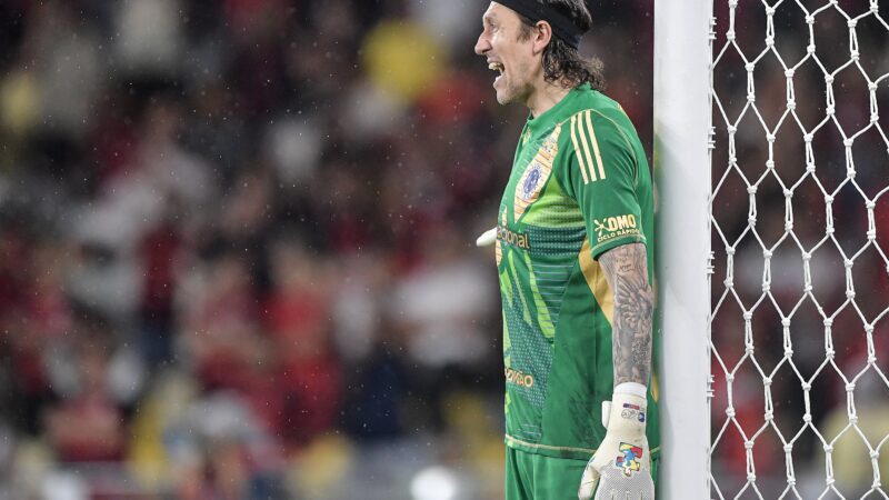 Flamengo x Cruzeiro: Cássio sofre trauma no joelho e volta a ser preocupação para Tite