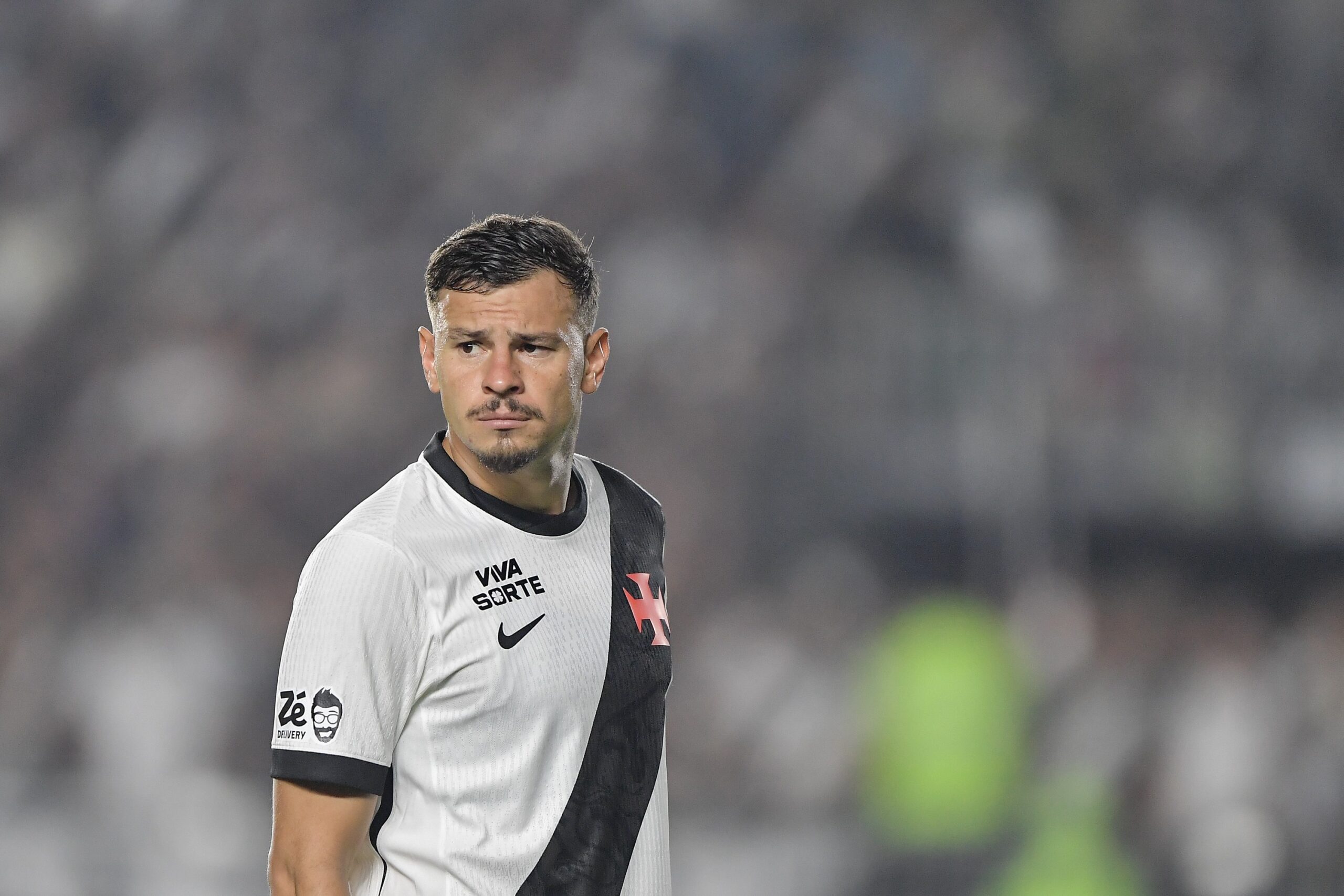 Em último ano de contrato, Hugo Moura ganha sobrevida com Renato no Vasco