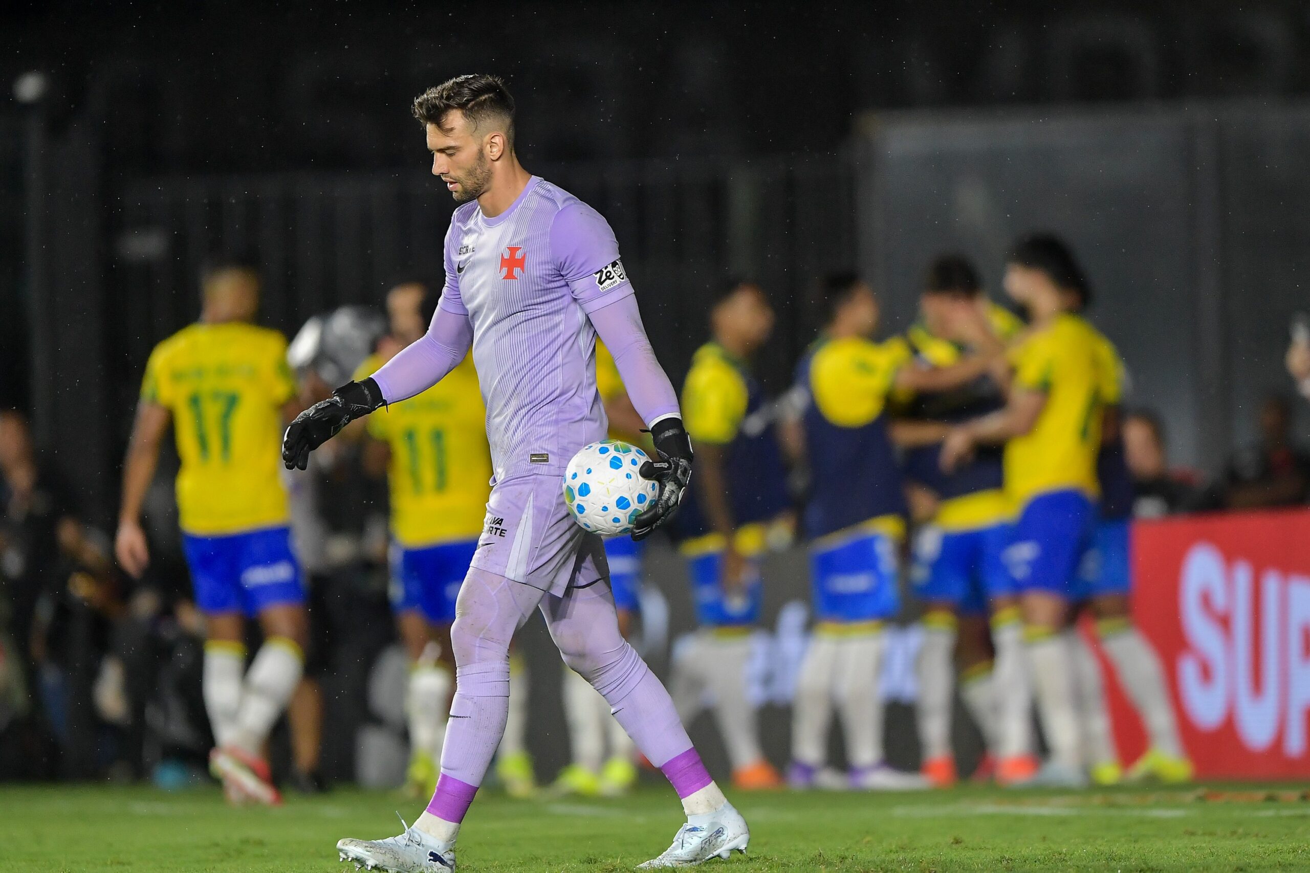 Alerta na defesa: Vasco busca não ser vazado em São Januário pelo Brasileirão após seis meses