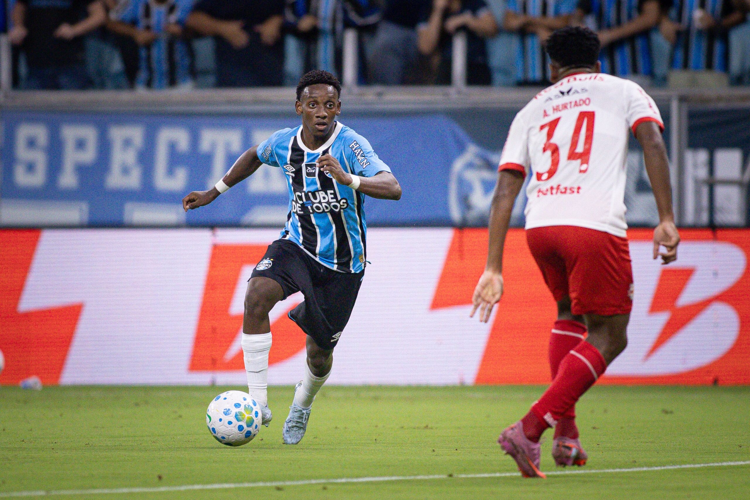 Bastidores: Gabriel Mec ganha mais chances no Grêmio e pode receber nova oferta da Europa