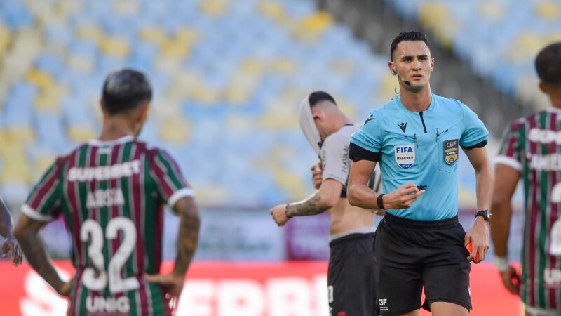 Fluminense x Athletico: Zapelli é expulso após intervenção do VAR; assista ao lance