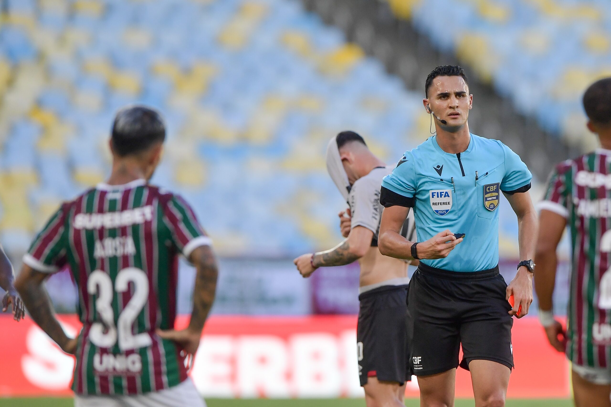 Fluminense x Athletico: Zapelli é expulso após intervenção do VAR; assista ao lance