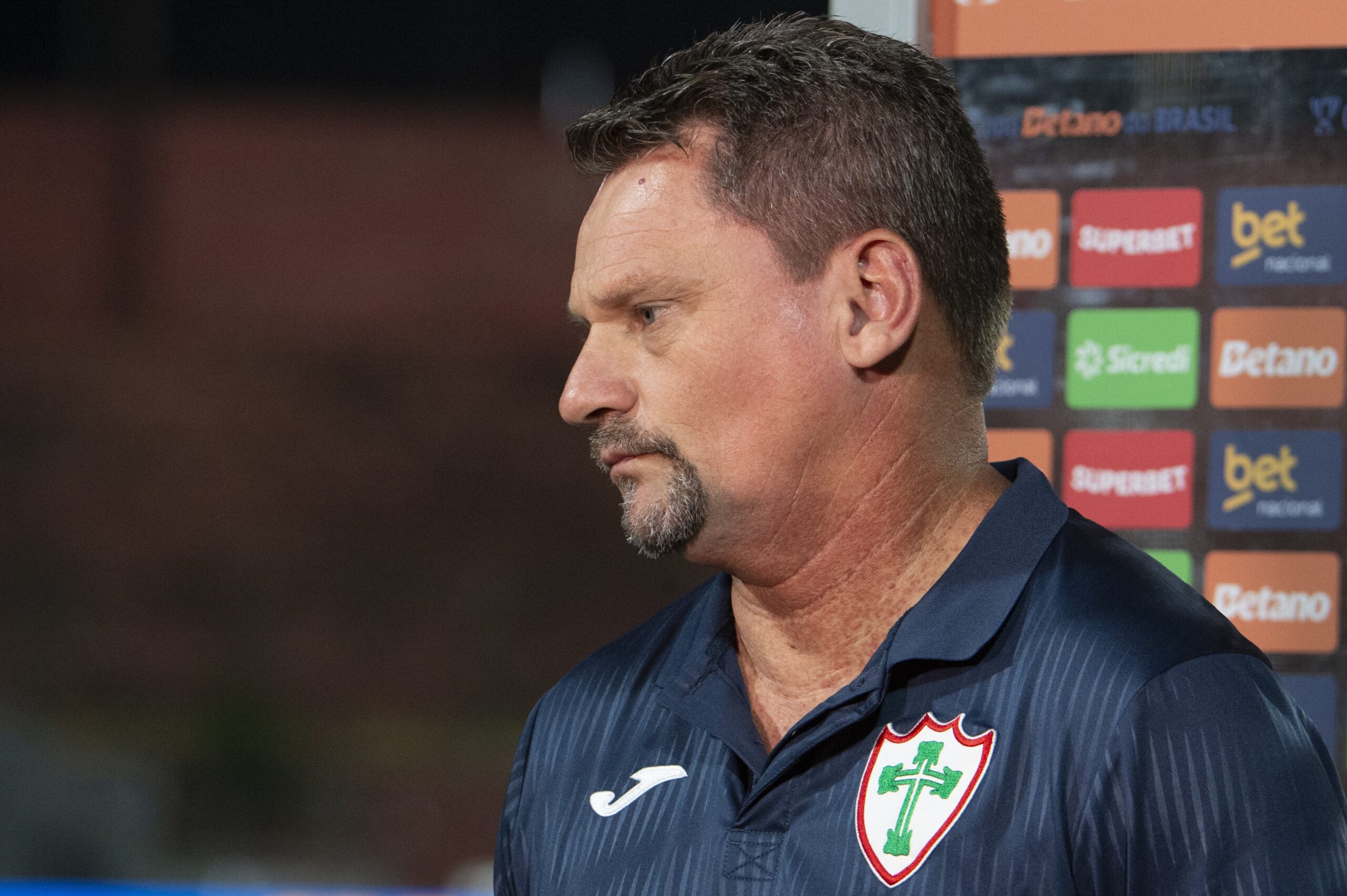 Técnico da Portuguesa detona arbitragem após eliminação na Copa do Brasil: “Espero que sejam punidos”