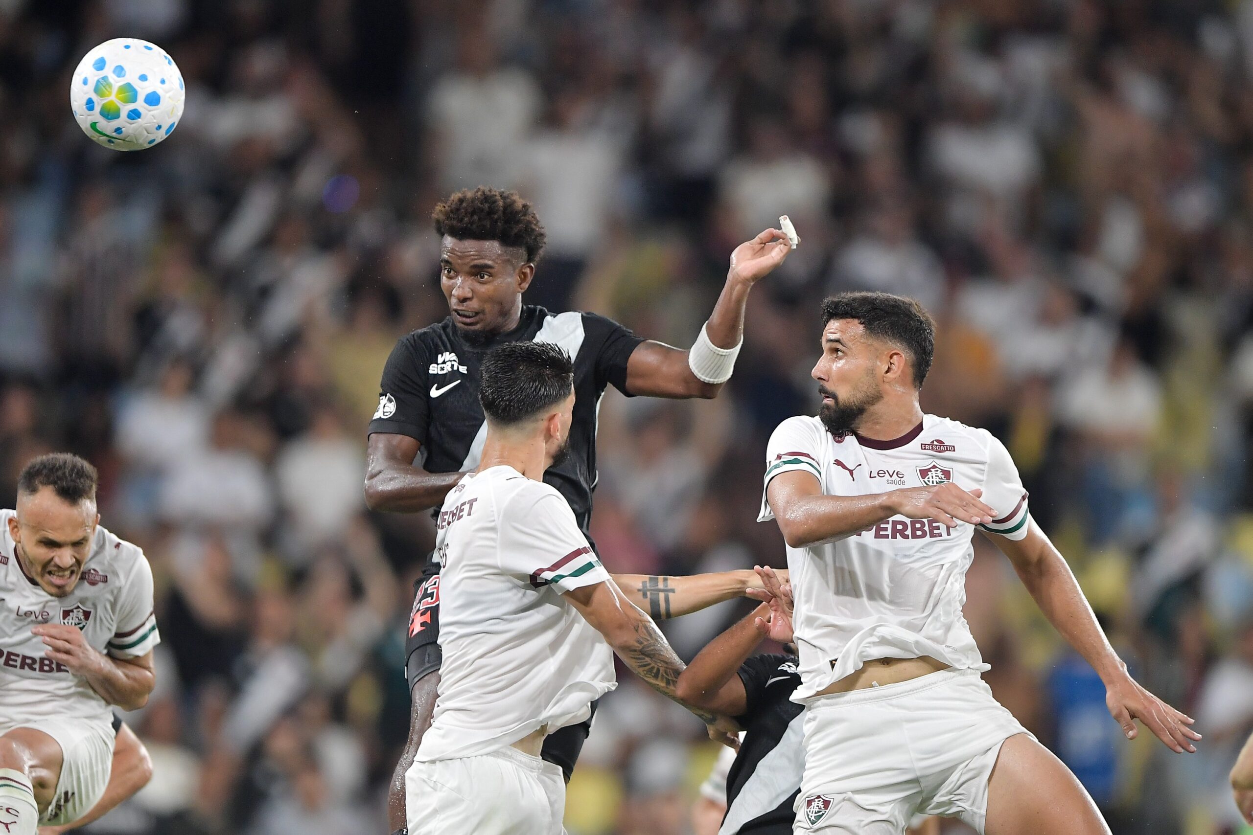 Renê reconhece erros na bola aérea em derrota do Fluminense para o Vasco: “Pecamos”