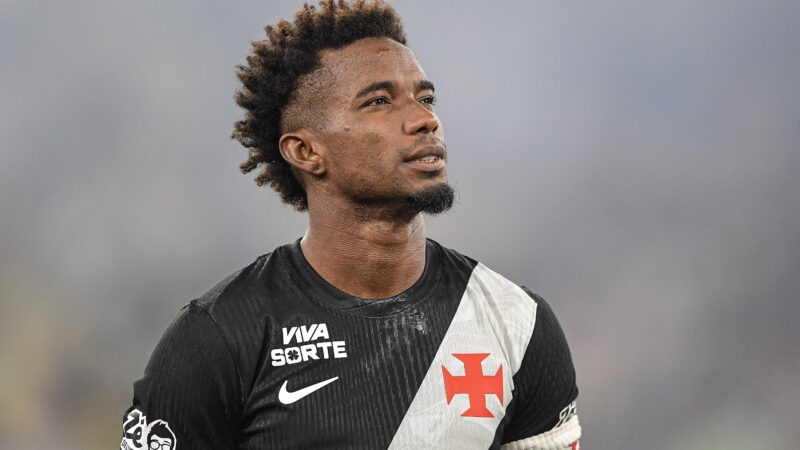 Thiago Mendes ganha cartões de árbitro de Vasco x Fluminense, e esposa registra: “Nunca vi isso”