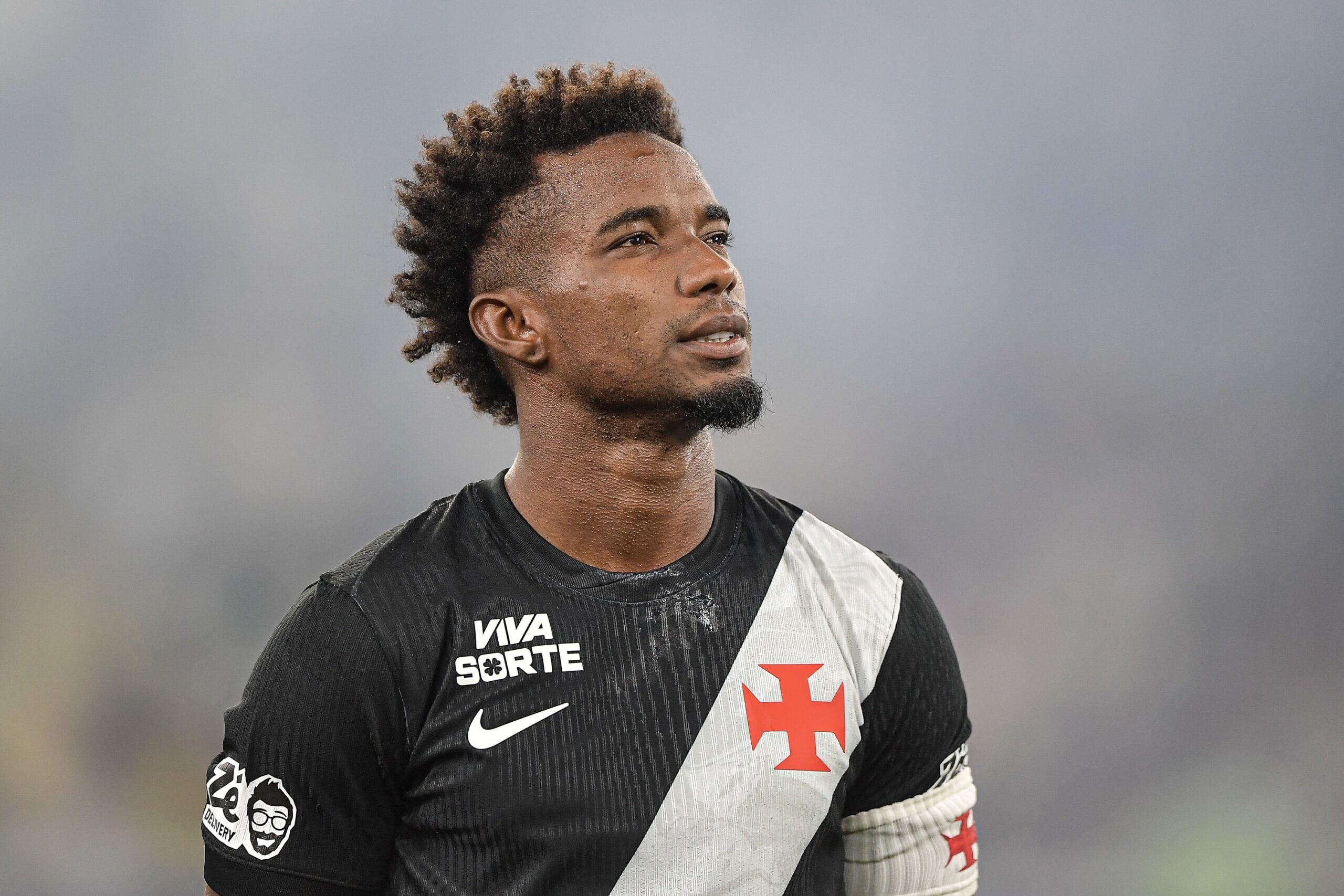 Thiago Mendes ganha cartões de árbitro de Vasco x Fluminense, e esposa registra: “Nunca vi isso”